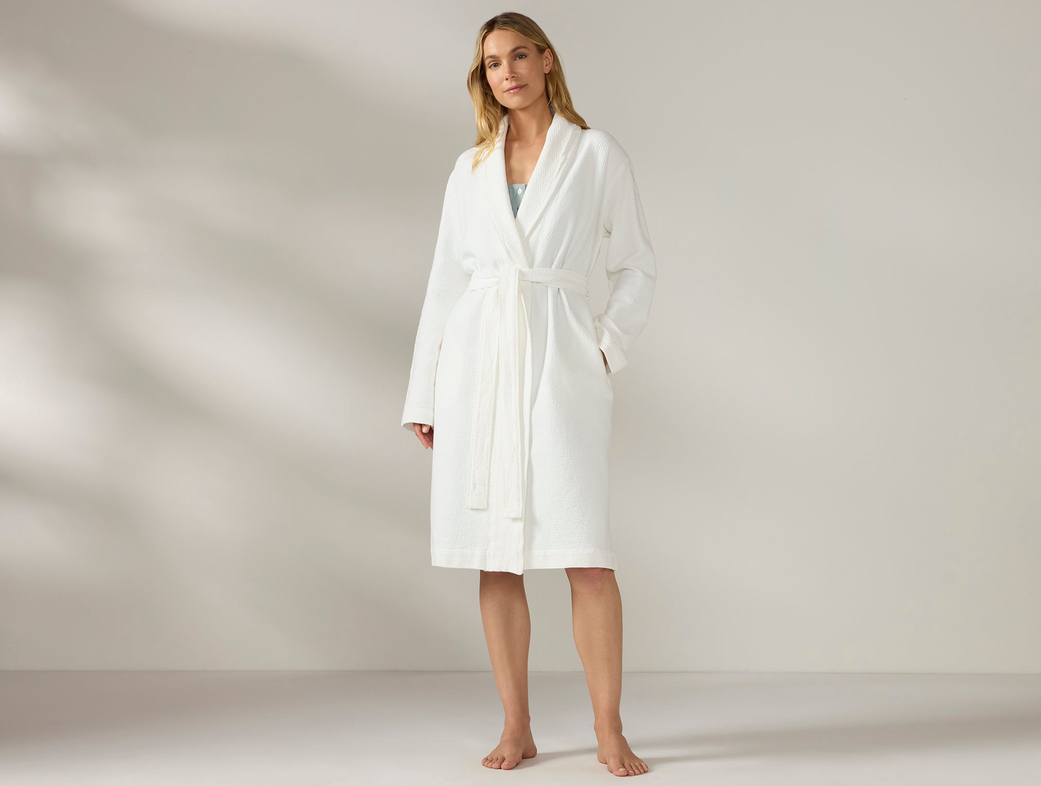 Coyuchi Adriatic Organic Robe - model posing hand in pocket #colour_alpine white