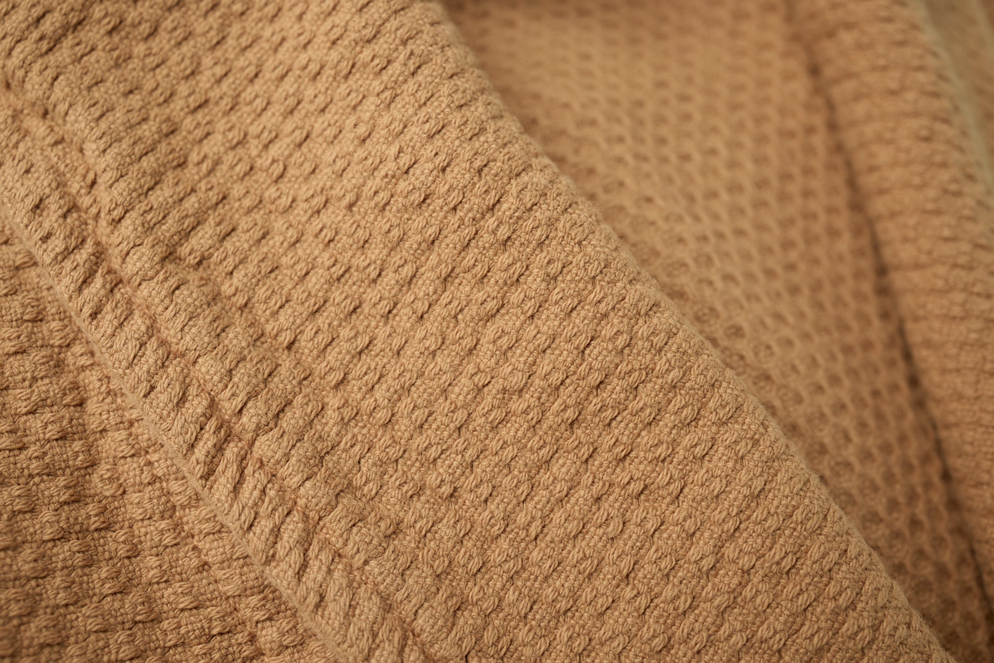 Coyuchi Adriatic Organic Robe - close up of weave #colour_ginger
