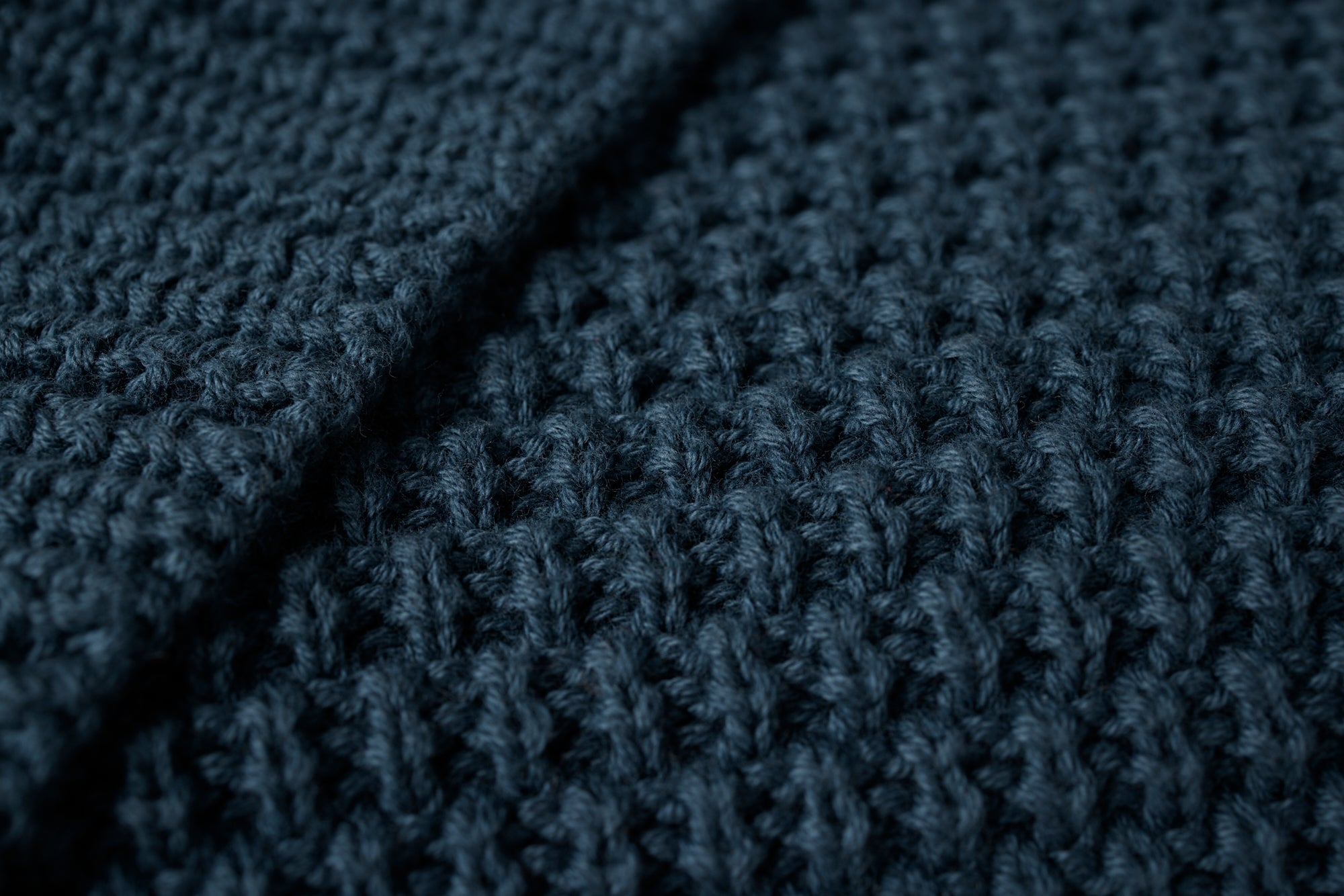 Coyuchi Avalon Organic Knit Throw - close up of weave #colour_twilightblue