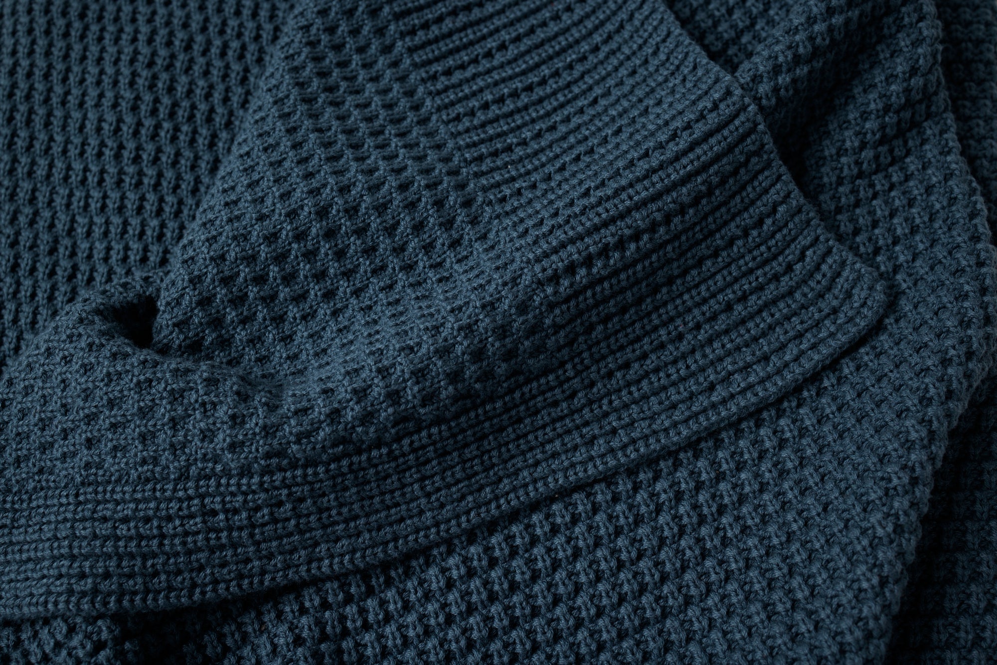 Coyuchi Avalon Organic Knit Throw - close up lifestyle corner folded #colour_twilightblue
