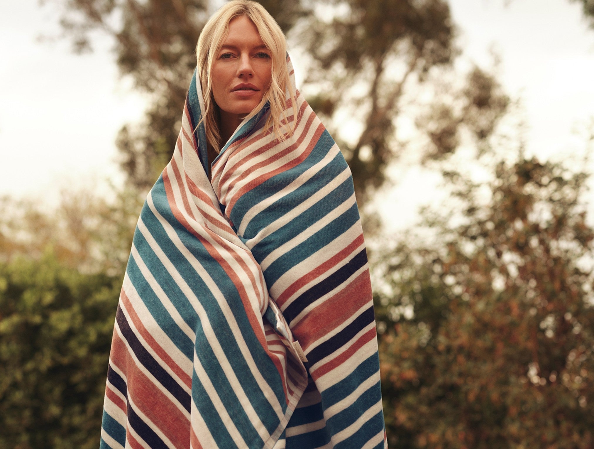 Coyuchi Dawn Stripe - wrapped around model #colour_Aquamarine stripe