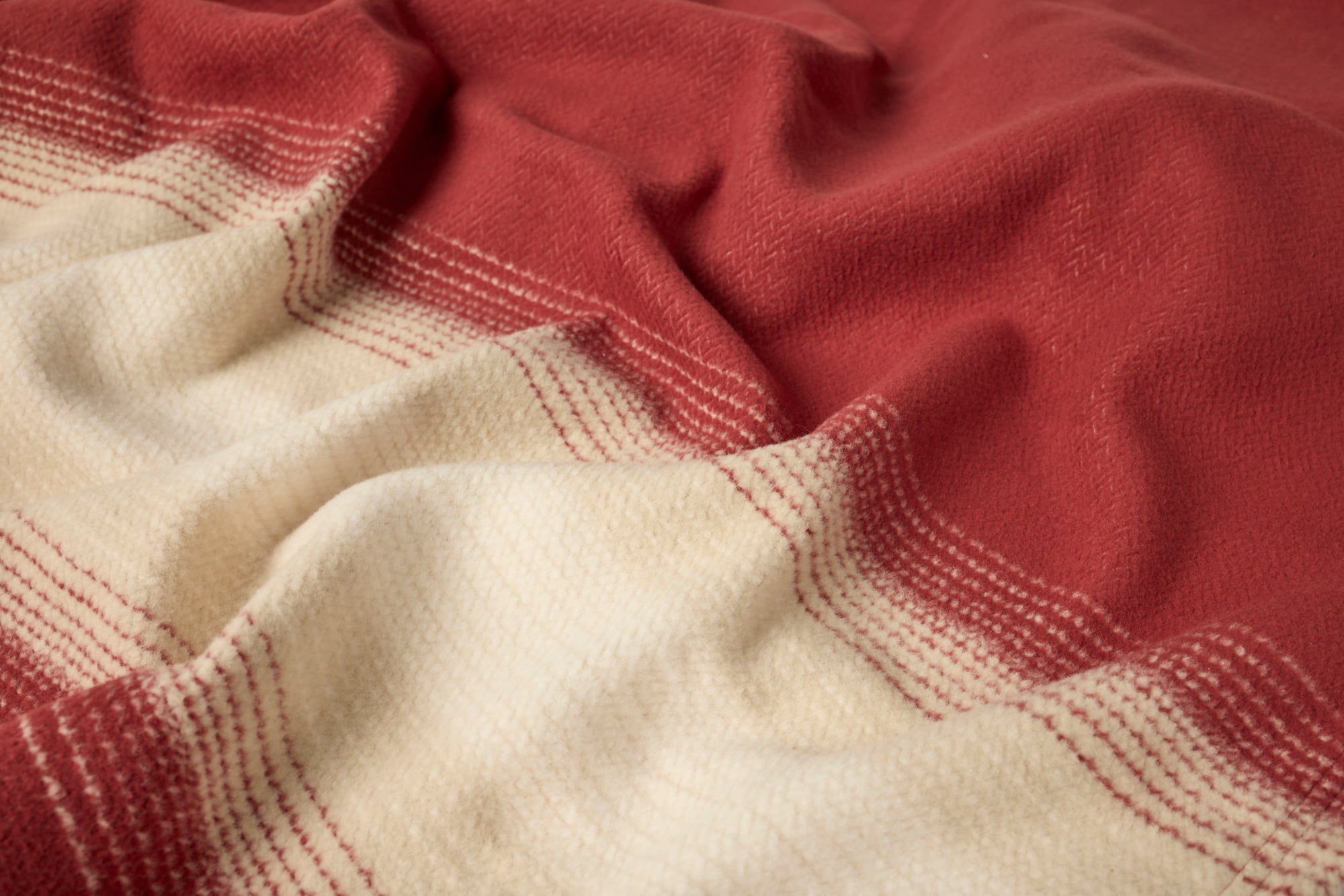 Coyuchi Horizon Supersoft Organic Throw - close up #colour_Claret Ombre