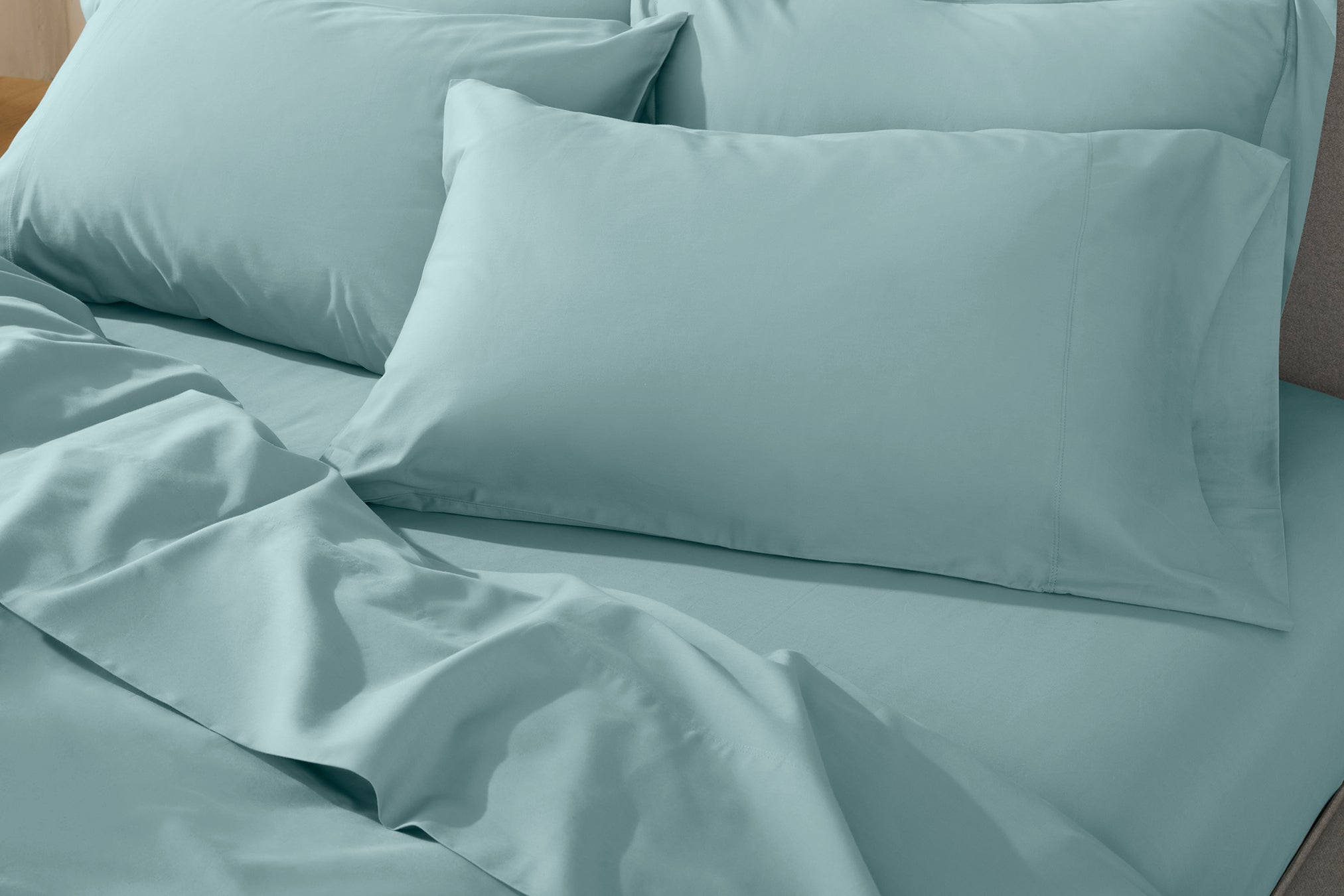 Coyuchi Organic Cloud Soft Sateen Pillowcase - done up bed focus on head #colour_pacific blue