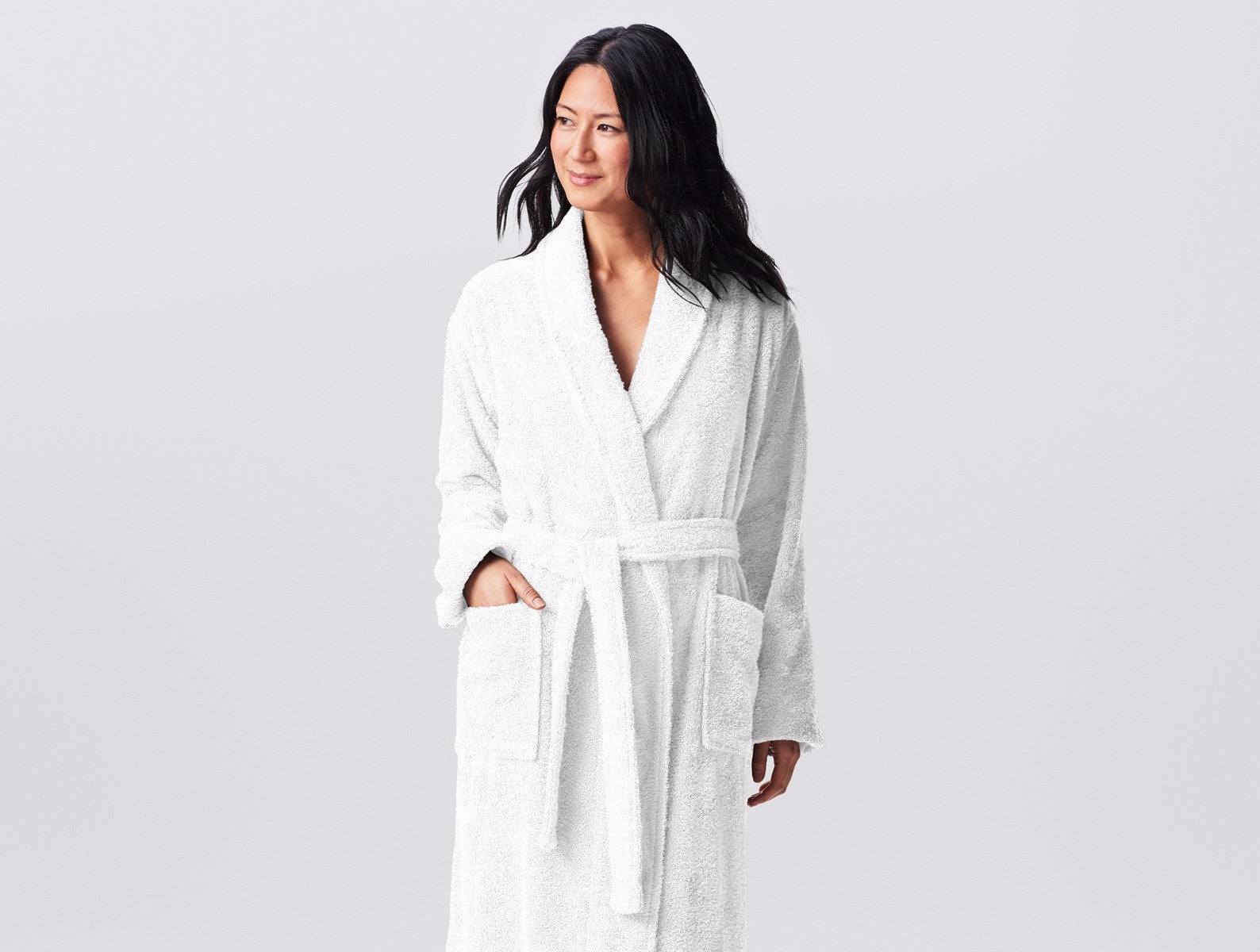 Coyuchi Organic Cotton Unisex Cloud Loom Robe - model with hand in pocket #colour_alpine white