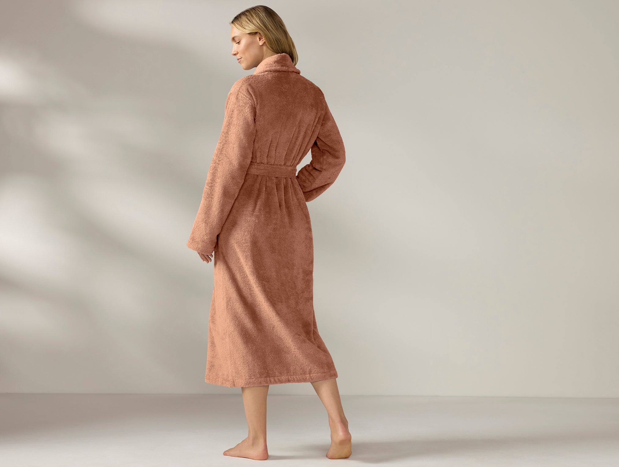 Coyuchi Organic Cotton Unisex Cloud Loom Robe - model with back turned #colour_Praline