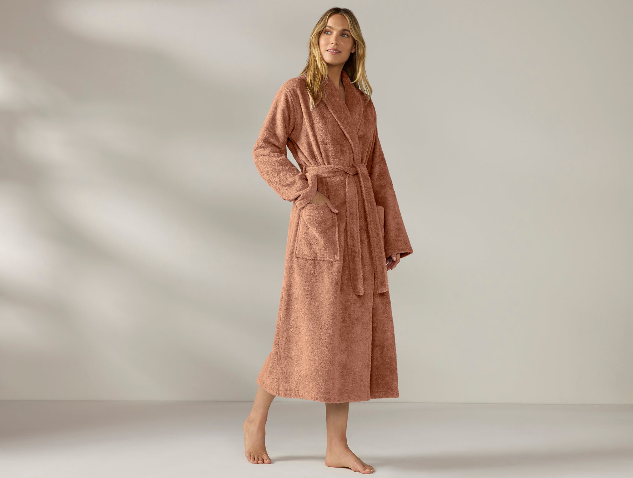 Coyuchi Organic Cotton Unisex Cloud Loom Robe - model wearing robe #colour_Praline