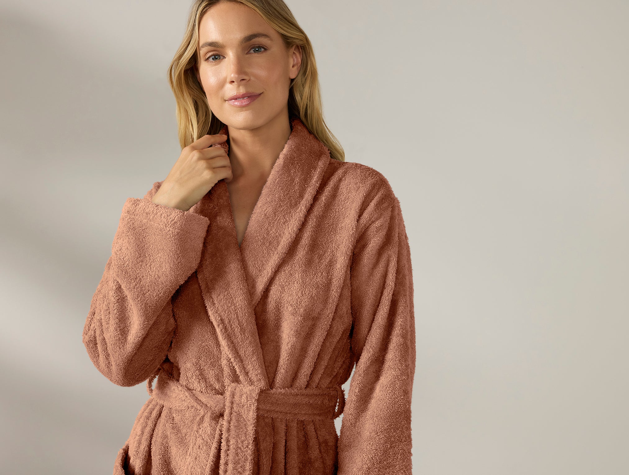 Coyuchi Organic Cotton Unisex Cloud Loom Robe - model with white background #colour_Praline