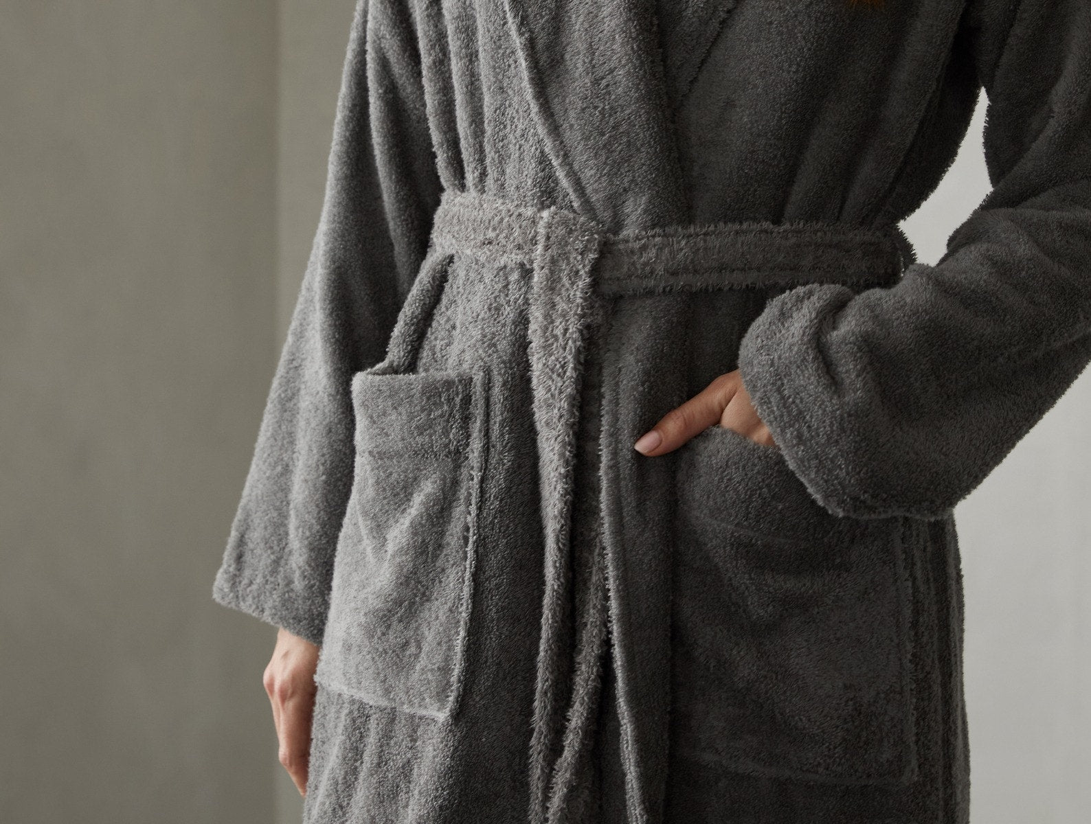 Coyuchi Organic Cotton Unisex Cloud Loom Robe - close up model hand in pocket #colour_slate