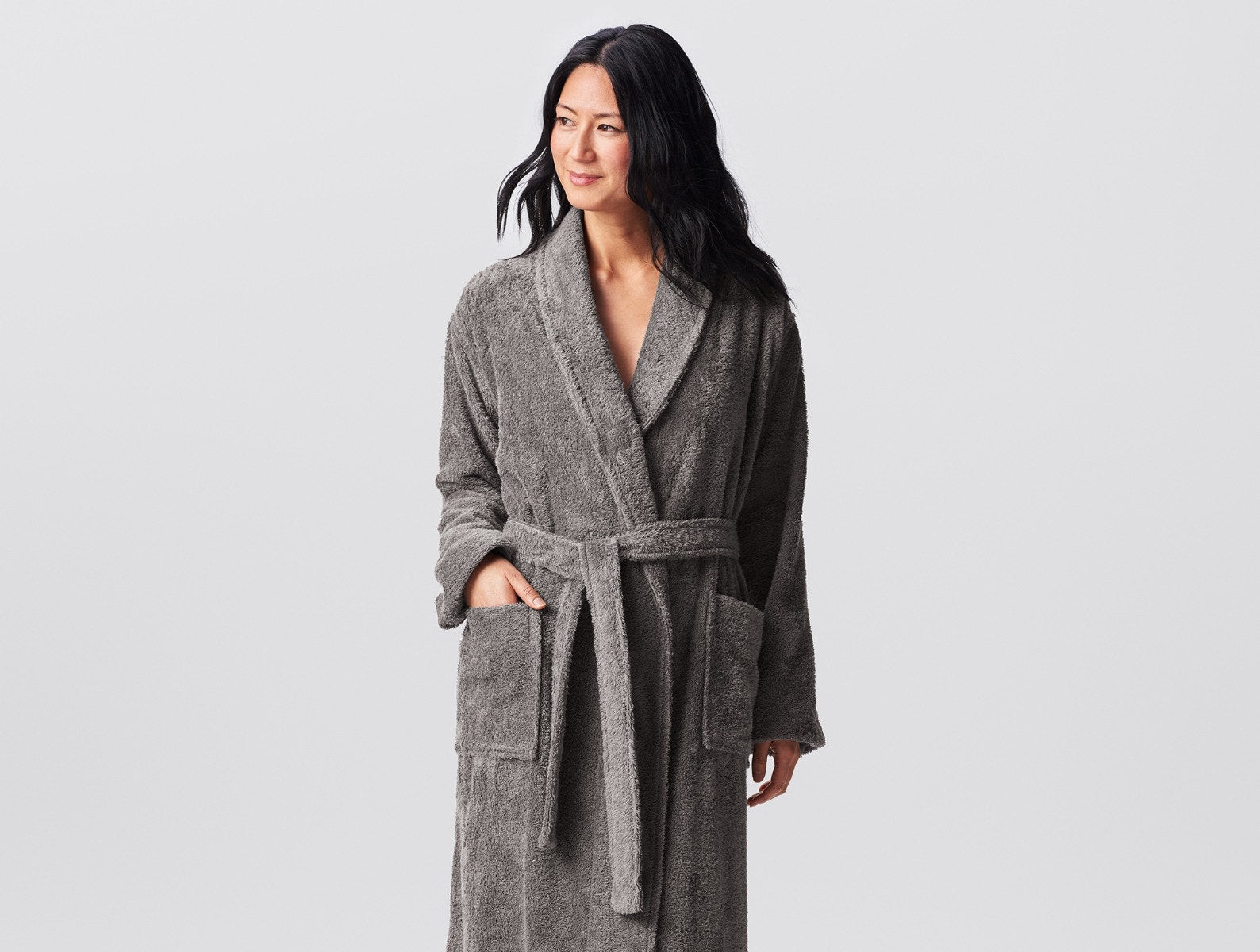 Coyuchi Organic Cotton Unisex Cloud Loom Robe - model with hand in pocket #colour_slate