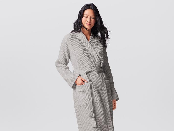 Coyuchi Organic Cotton Unisex Waffle Robe - model posing #colour_fog