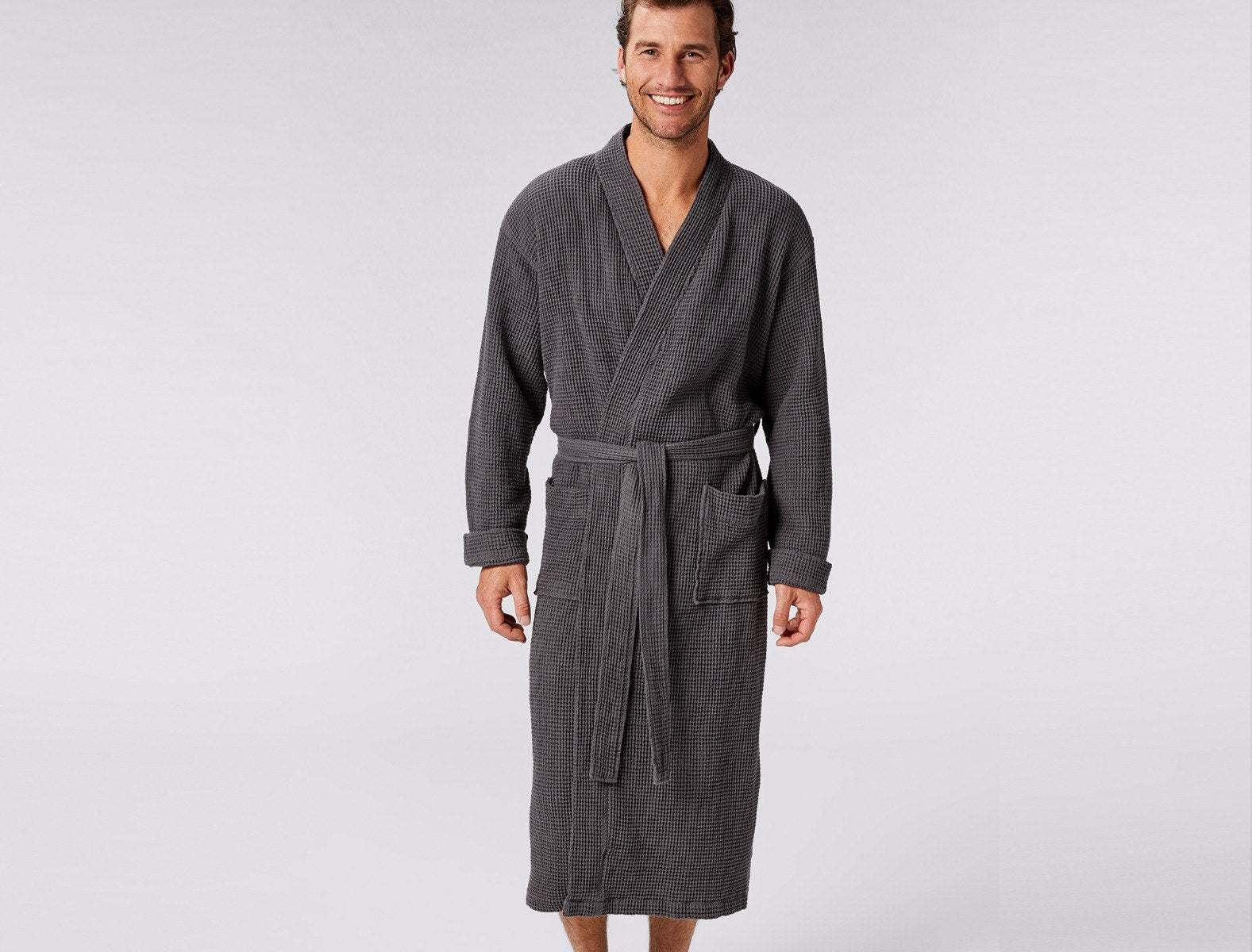 Coyuchi Organic Cotton Unisex Waffle Robe - male model #colour_shadow
