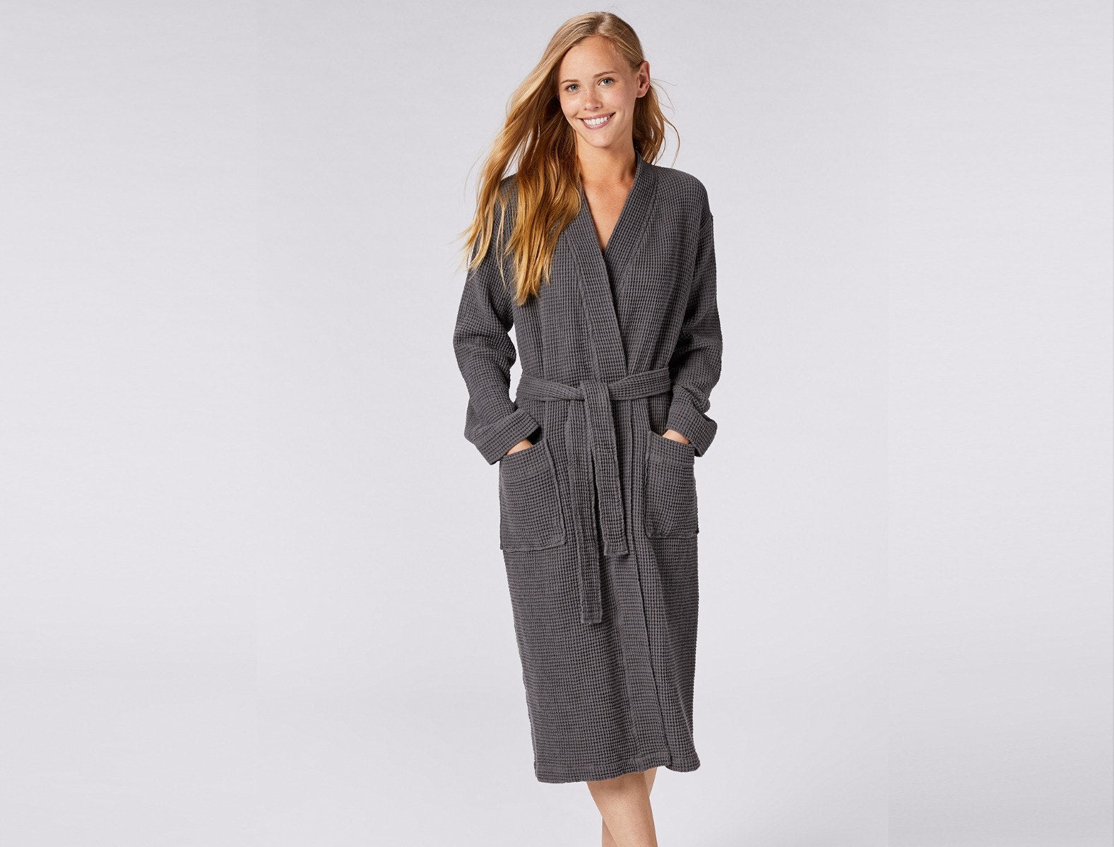 Coyuchi Organic Cotton Unisex Waffle Robe - model hands in pockets #colour_shadow