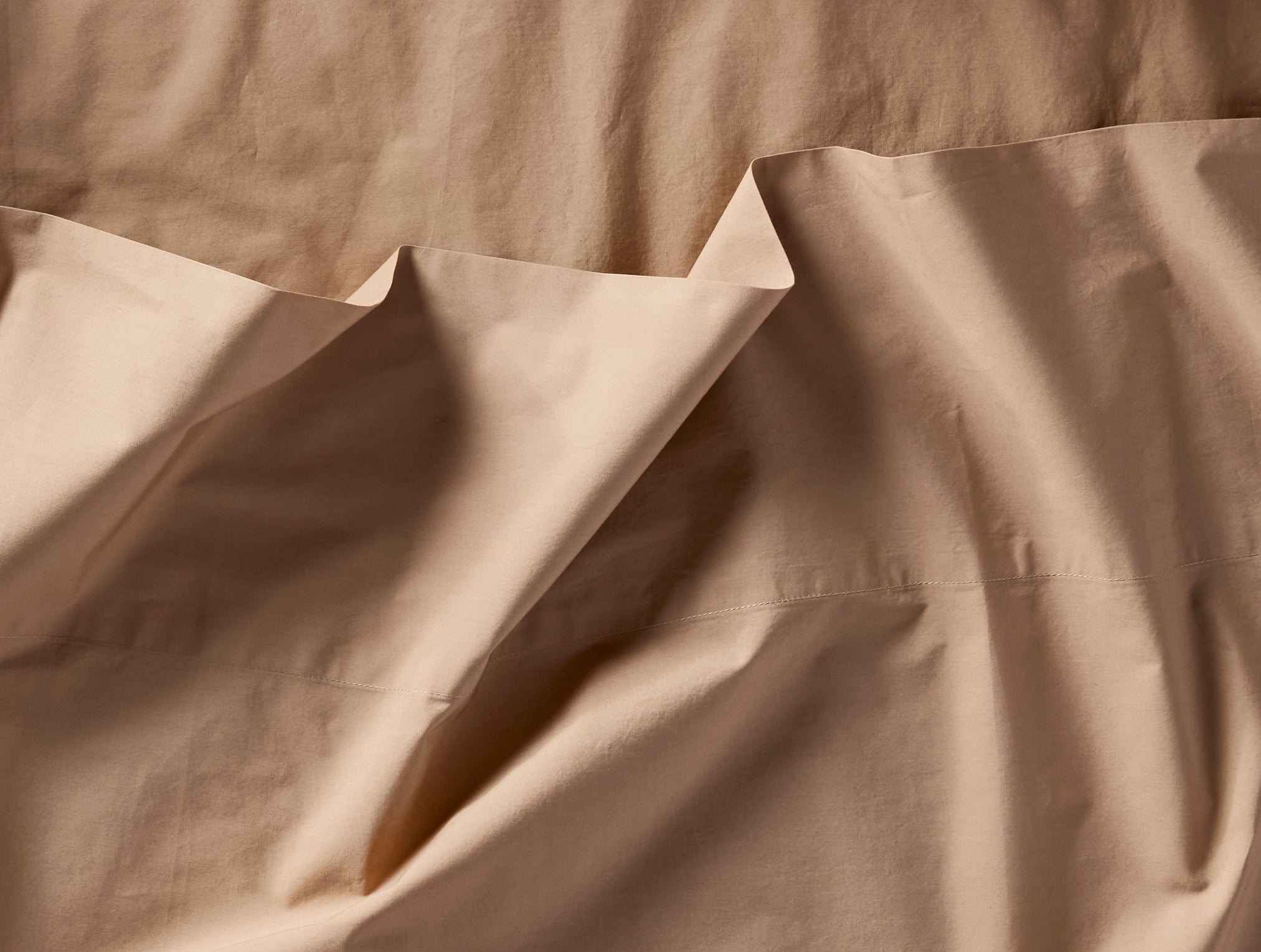 Coyuchi Organic Refined Percale Pillowcase - close up of opening #colour_fawn