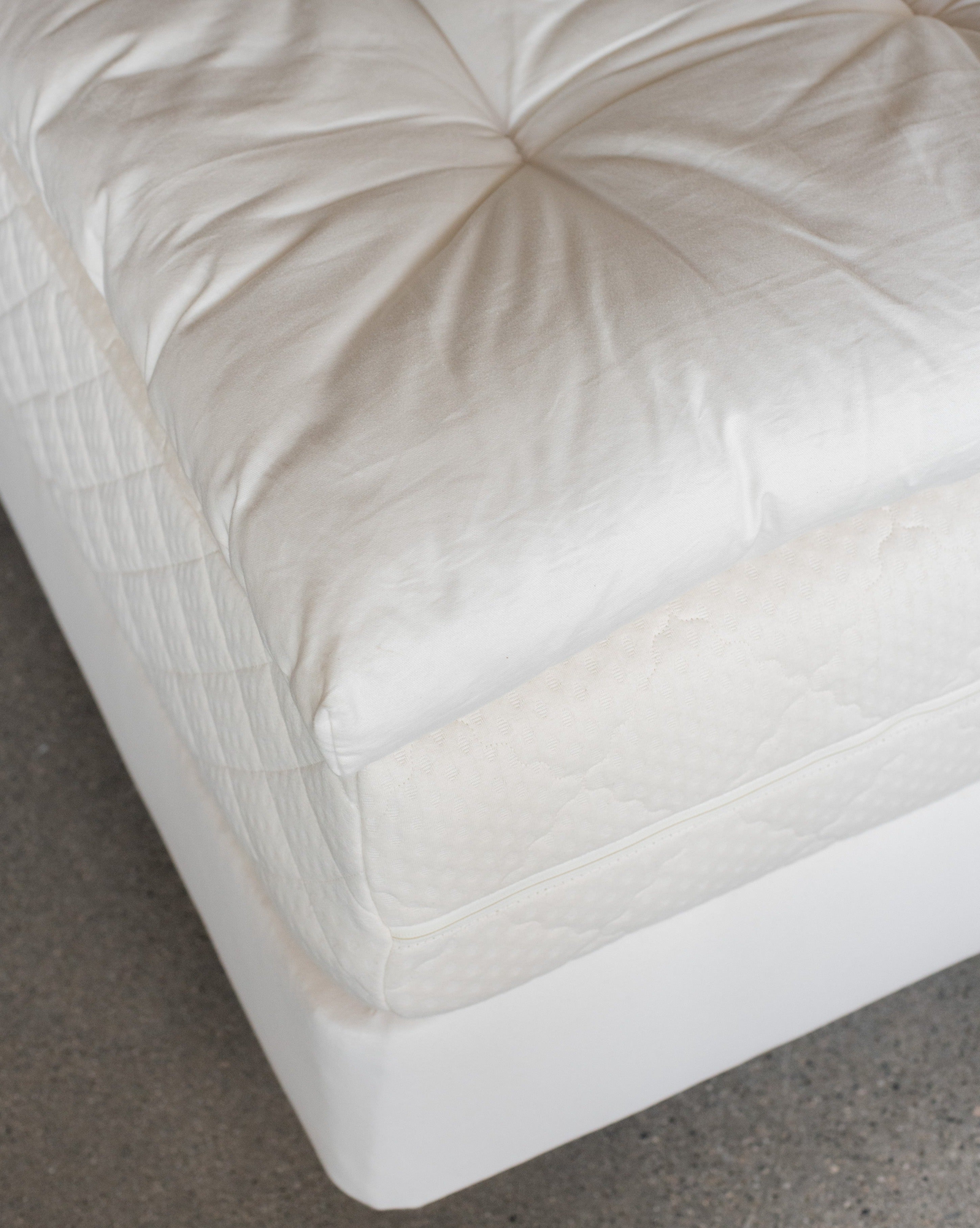Kakun Premium Eco Wool Mattress Topper - top view of corner on mattress