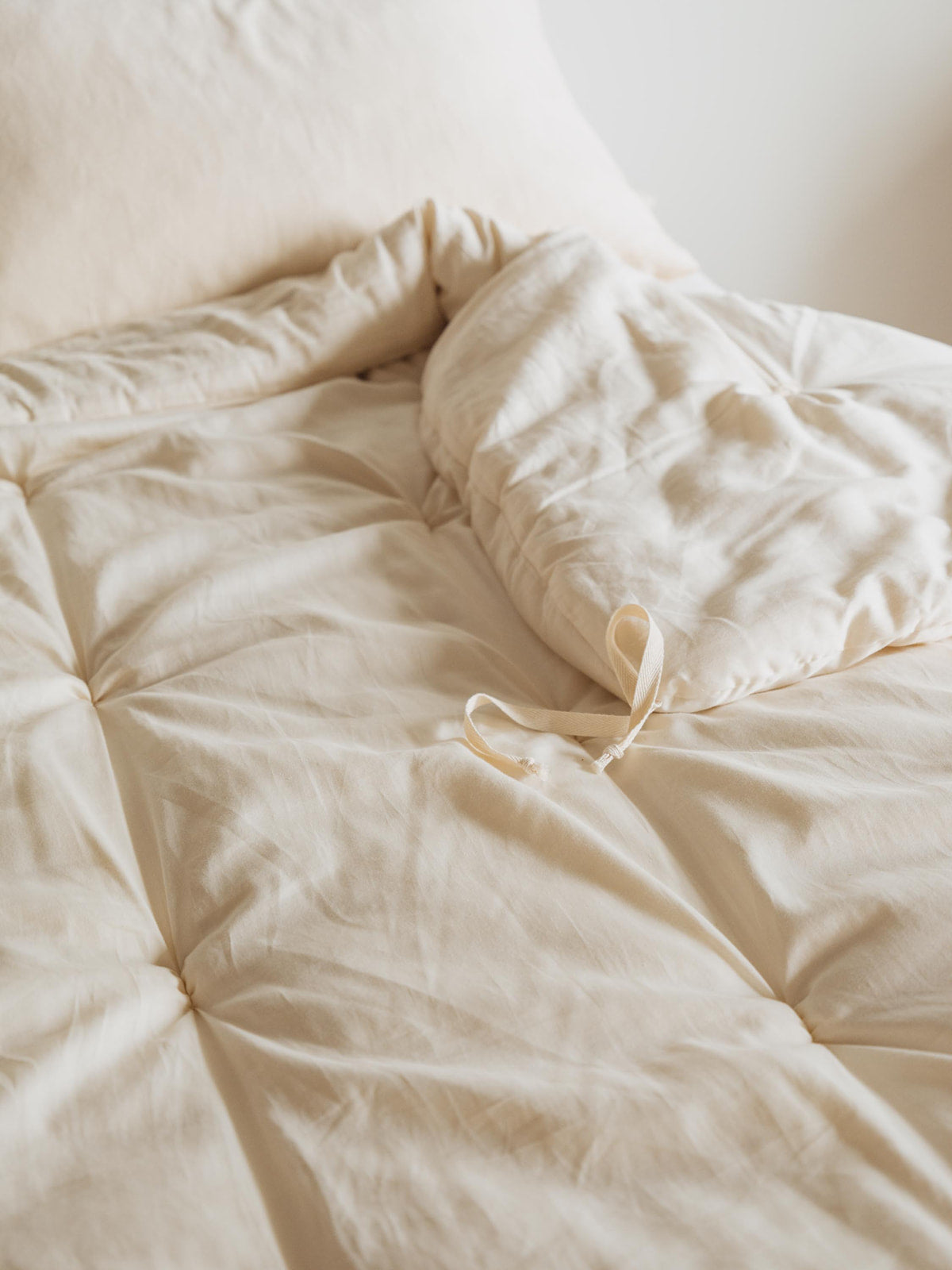Kakun Luxury Wool Comforter - close up of corner ties