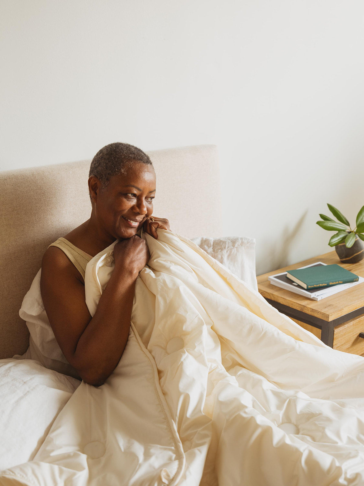 Kakun Organic Wool Comforter - cozy shot of model in bed
