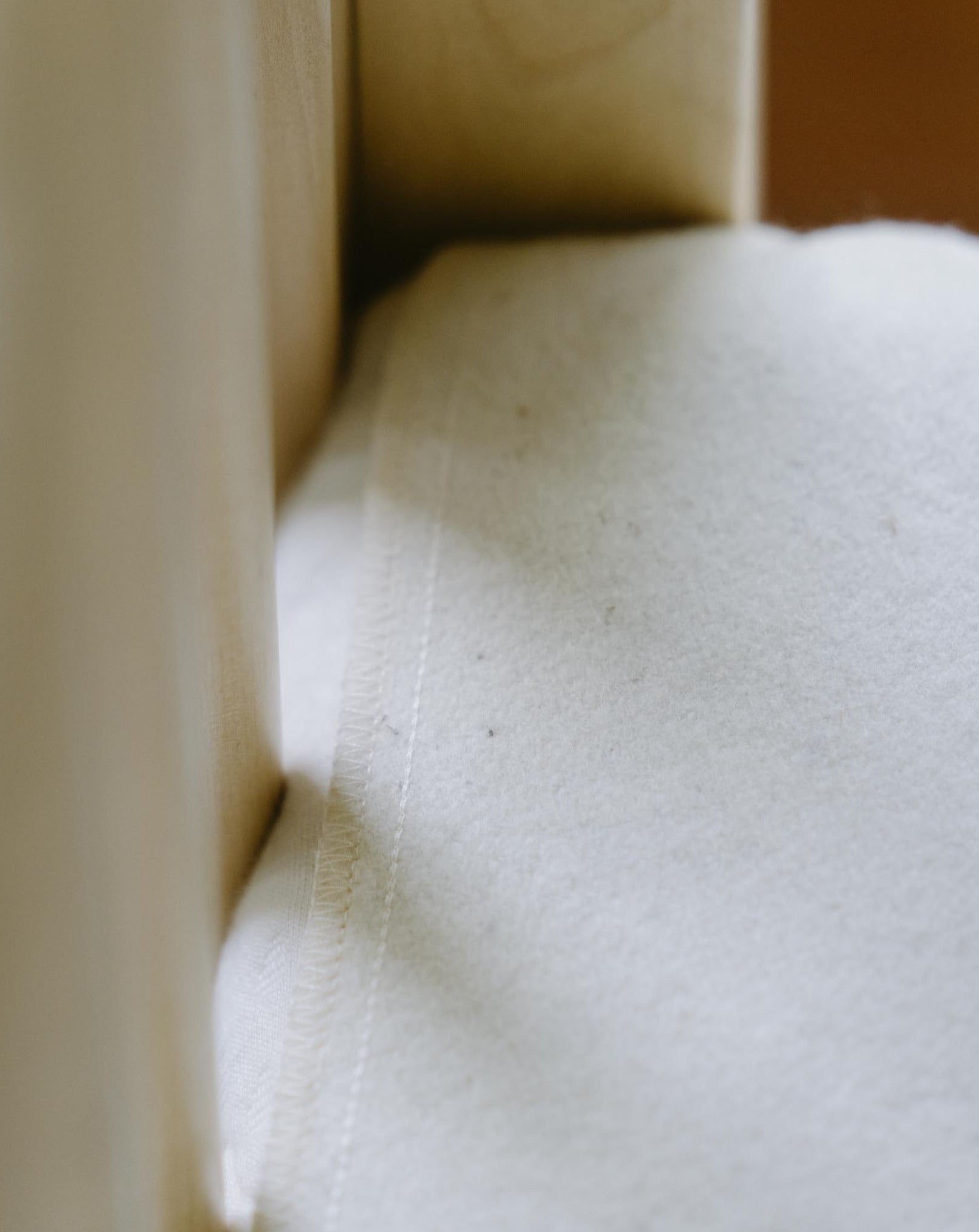 Kakun Premium Eco Wool Puddle Pad - close up view showing stitching at corner