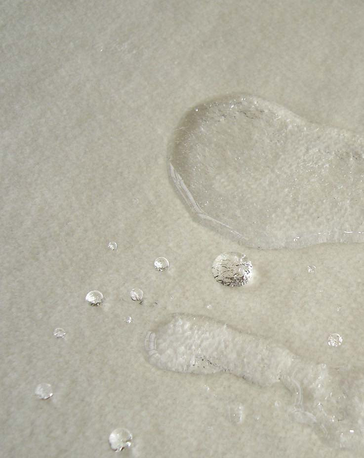 Kakun Wool Puddle Pad - close up of water droplets on pad