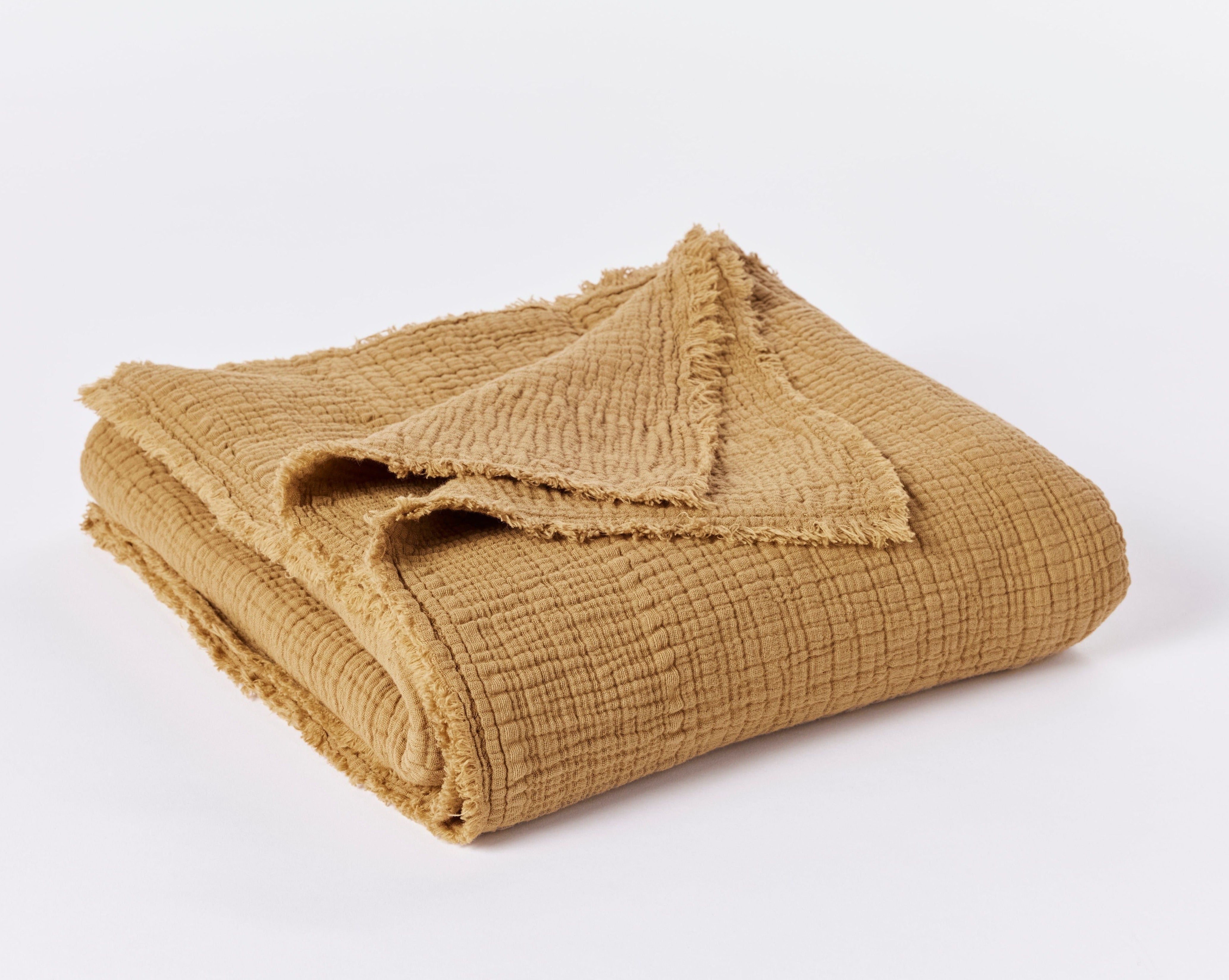 100% GOTS certified cotton blanket made with a crinkled finish that creates an airy, pliable shape.
