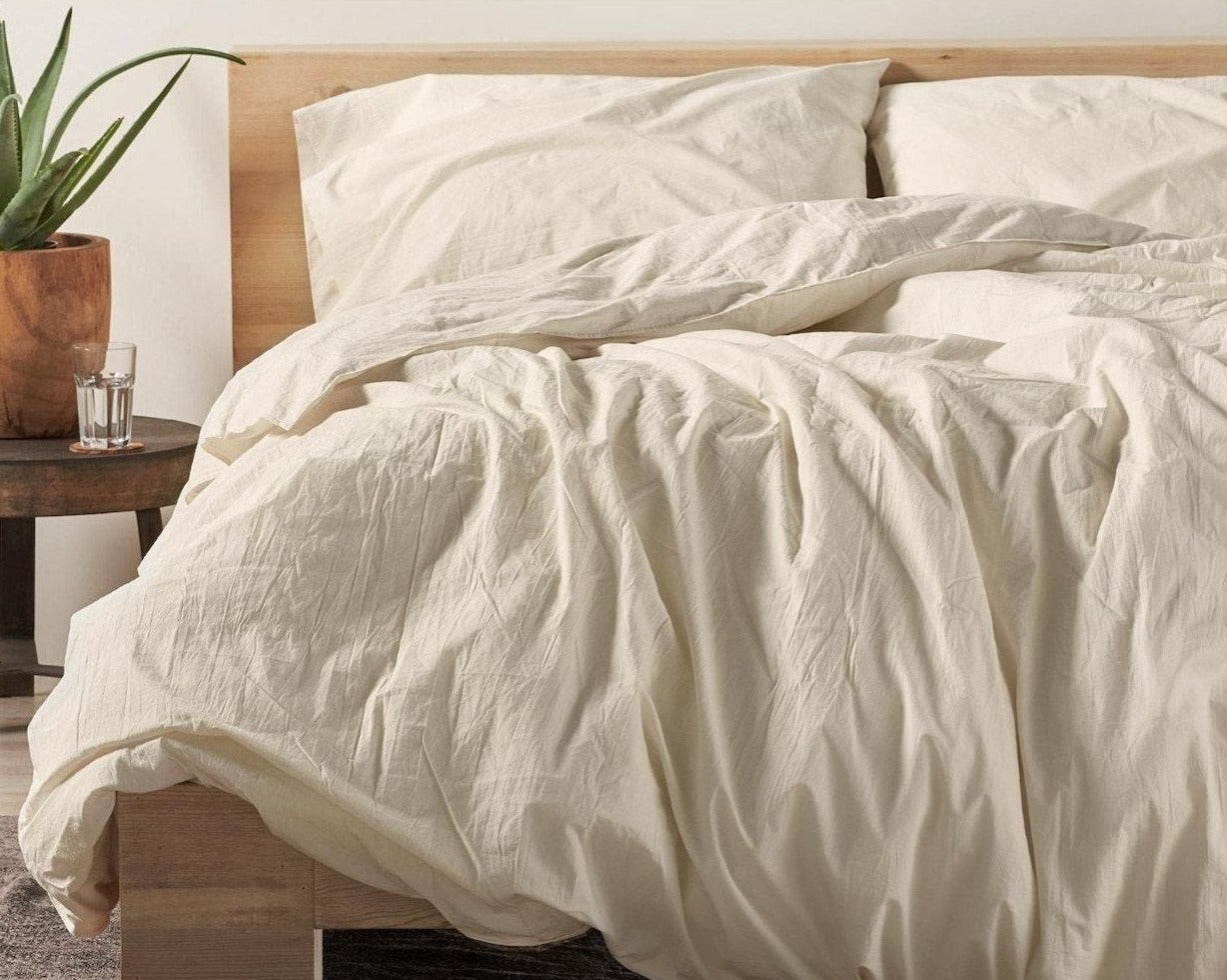 Coyuchi Organic Crinkled Percale Duvet Cover - staged bed matching sheets #colour_Undyed