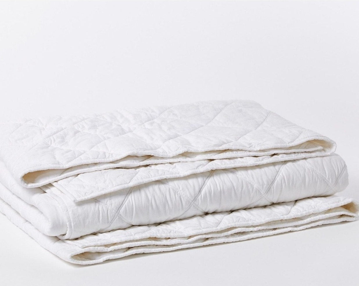 Coyuchi Organic Diamond Stitched Comforter - folded #colour_alpine white
