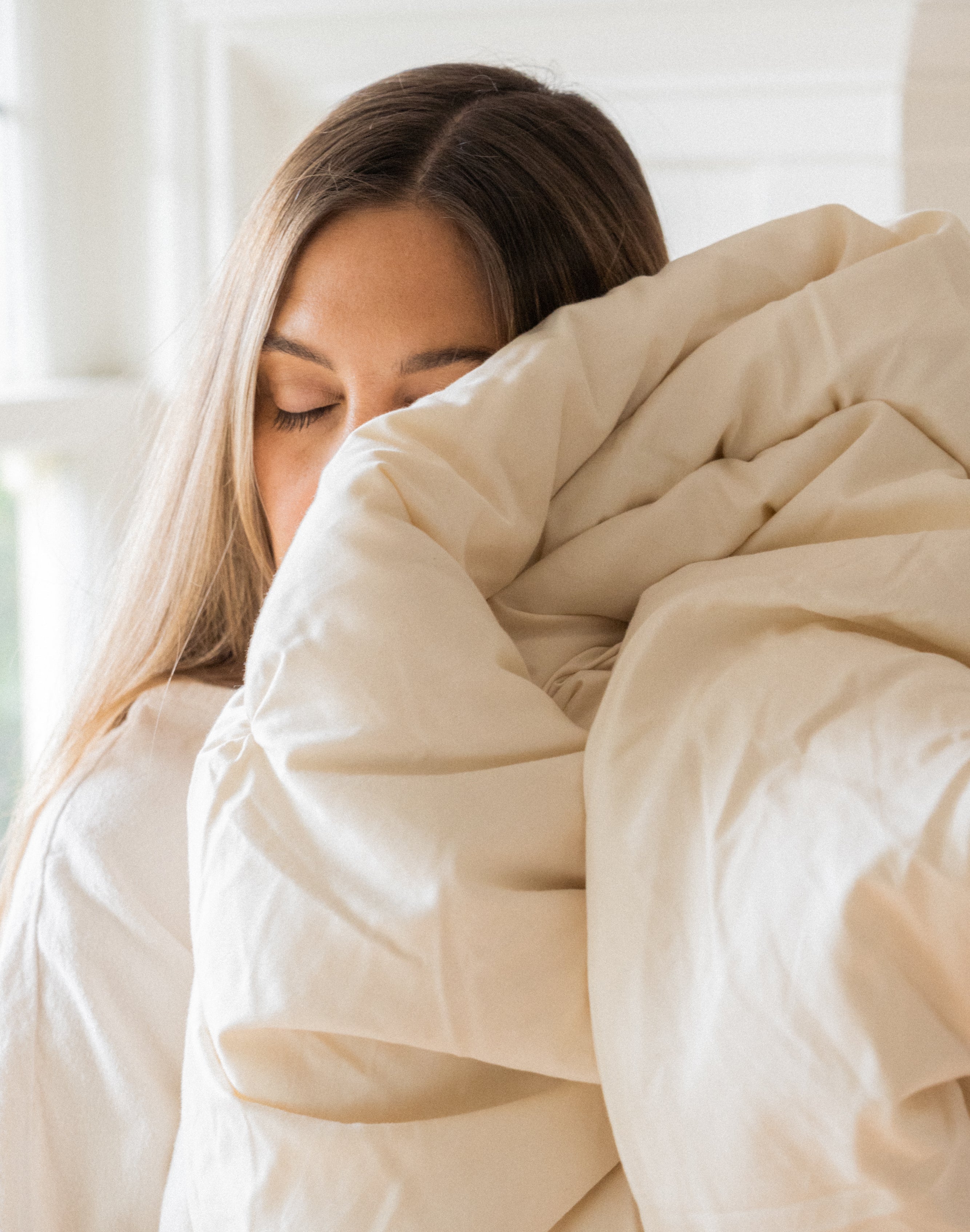 Brit hugging Kakun Organic Luxury Wool Comforter 