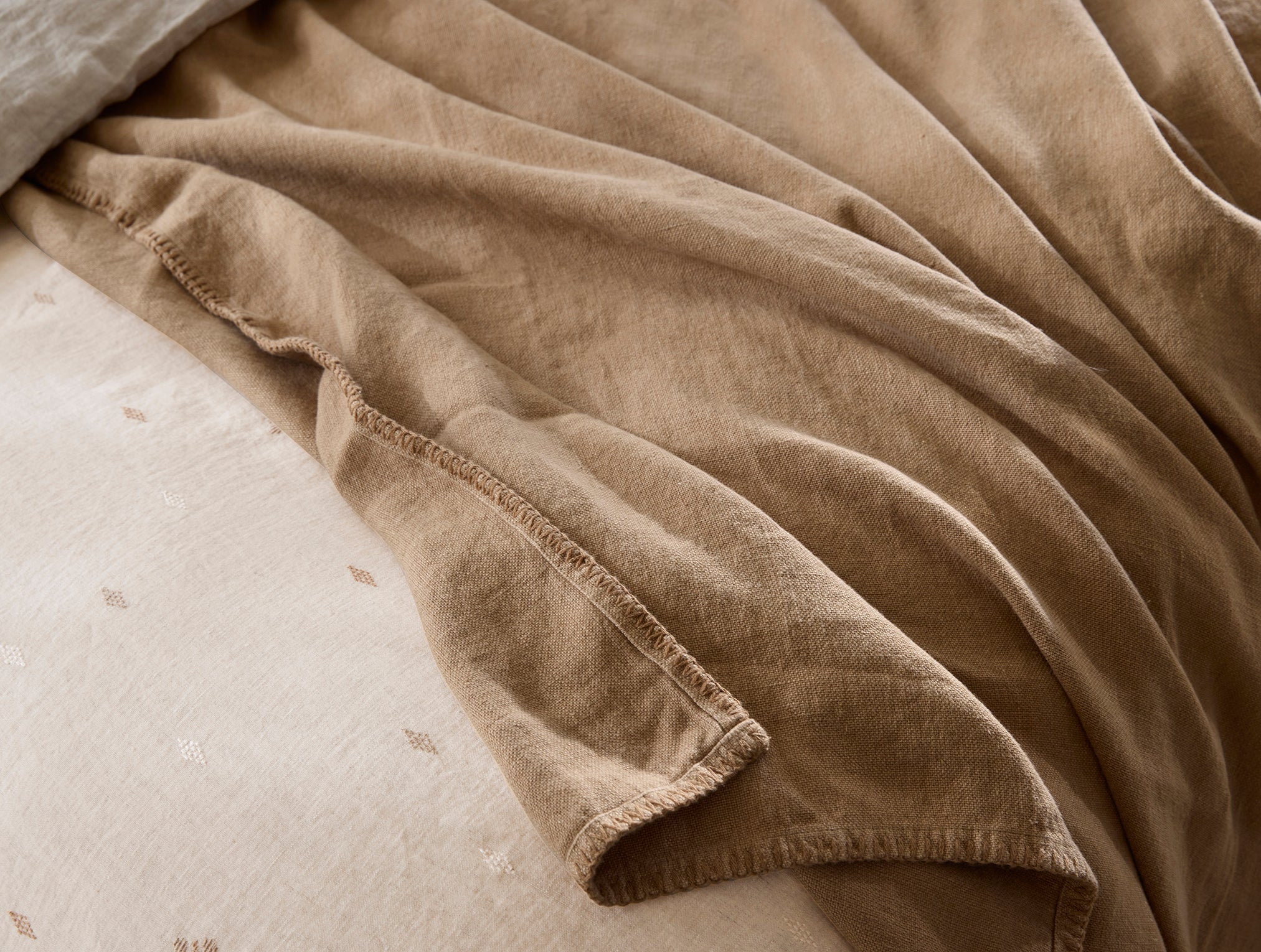 Coyuchi Helena Organic Linen Blanket - close up of edge stitching #colour_doe