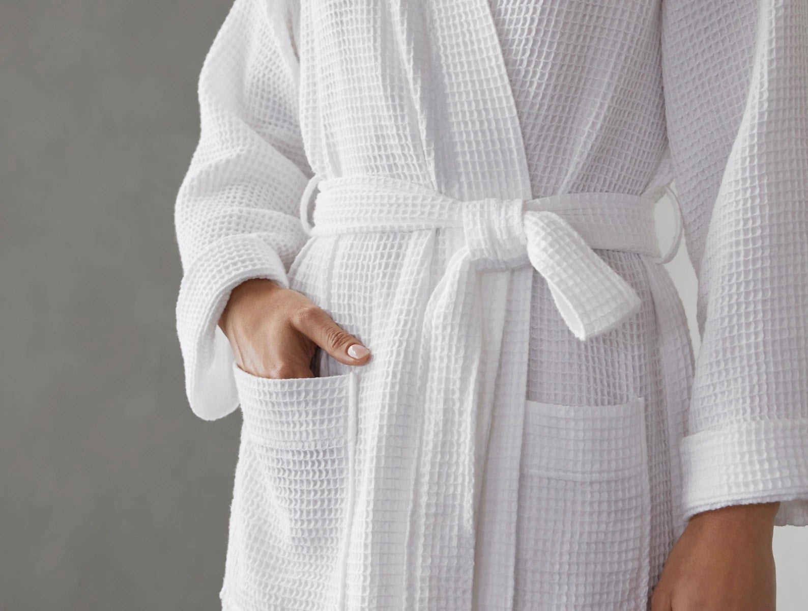 Coyuchi Organic Cotton Unisex Waffle Robe - close up hand in pocket #colour_alpine white