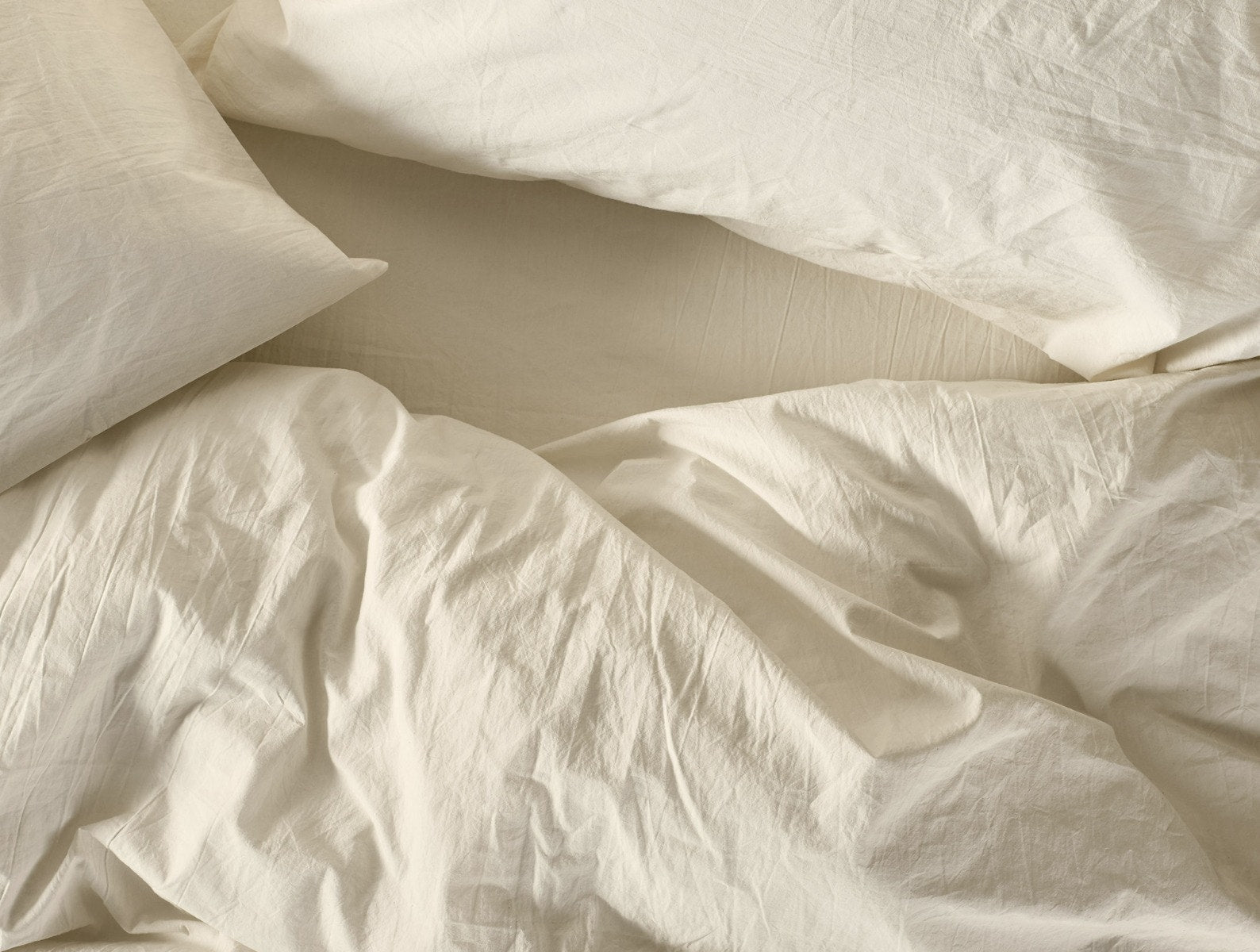 Coyuchi Organic Crinkled Percale Duvet Cover - close up with matching sheets #colour_undyed