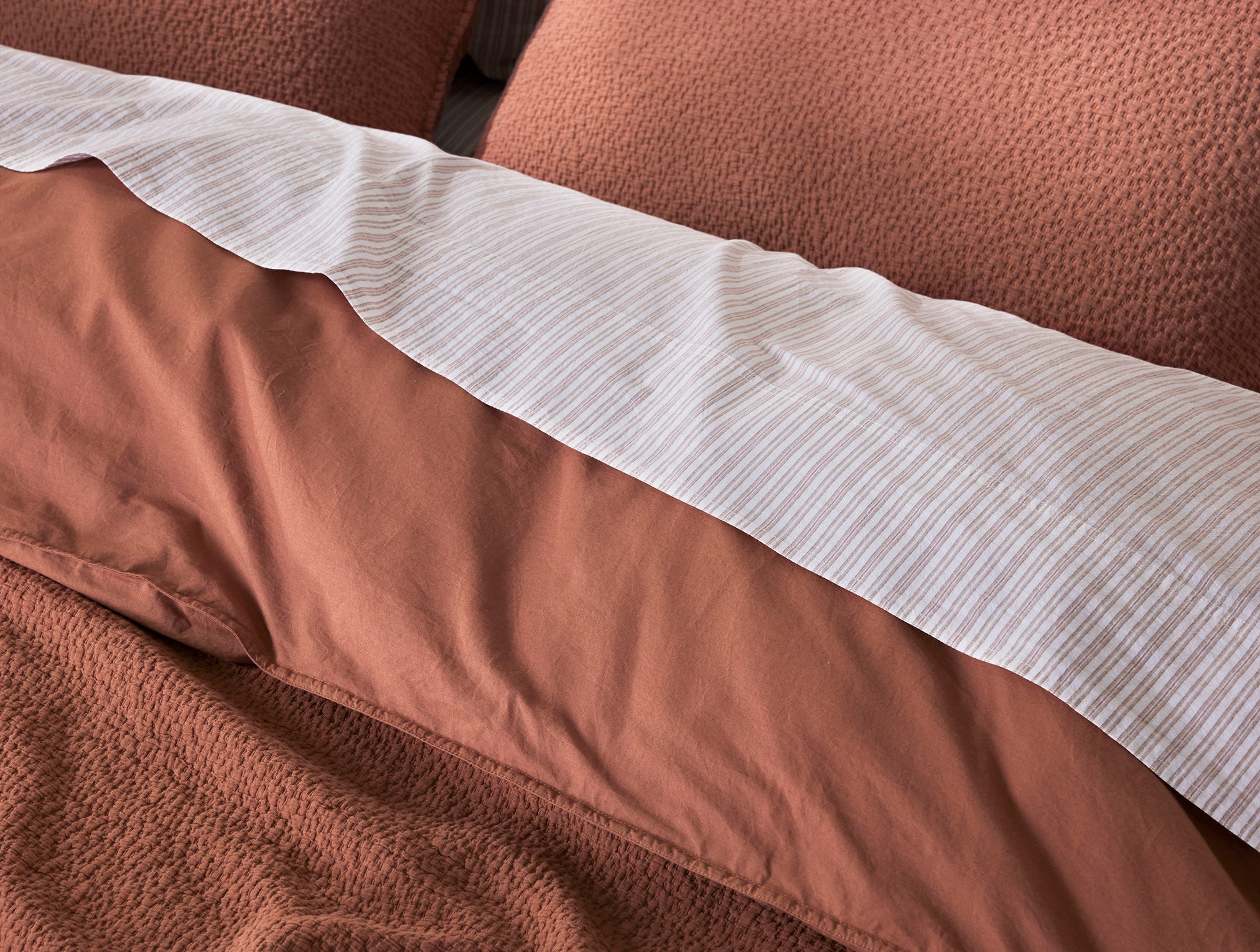 Coyuchi Organic Crinkled Percale Duvet Cover - close up staged bed #colour_sedona