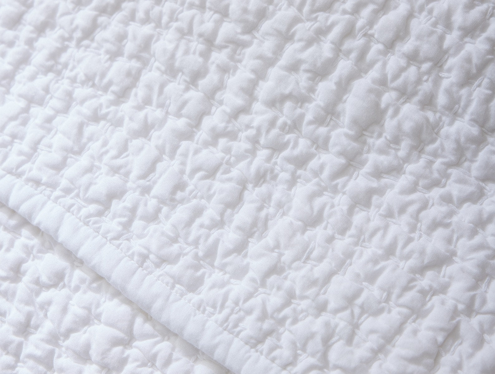 Coyuchi Organic Pebbled Hand Stitched Quilt - close up showing texture #colour_alpine white