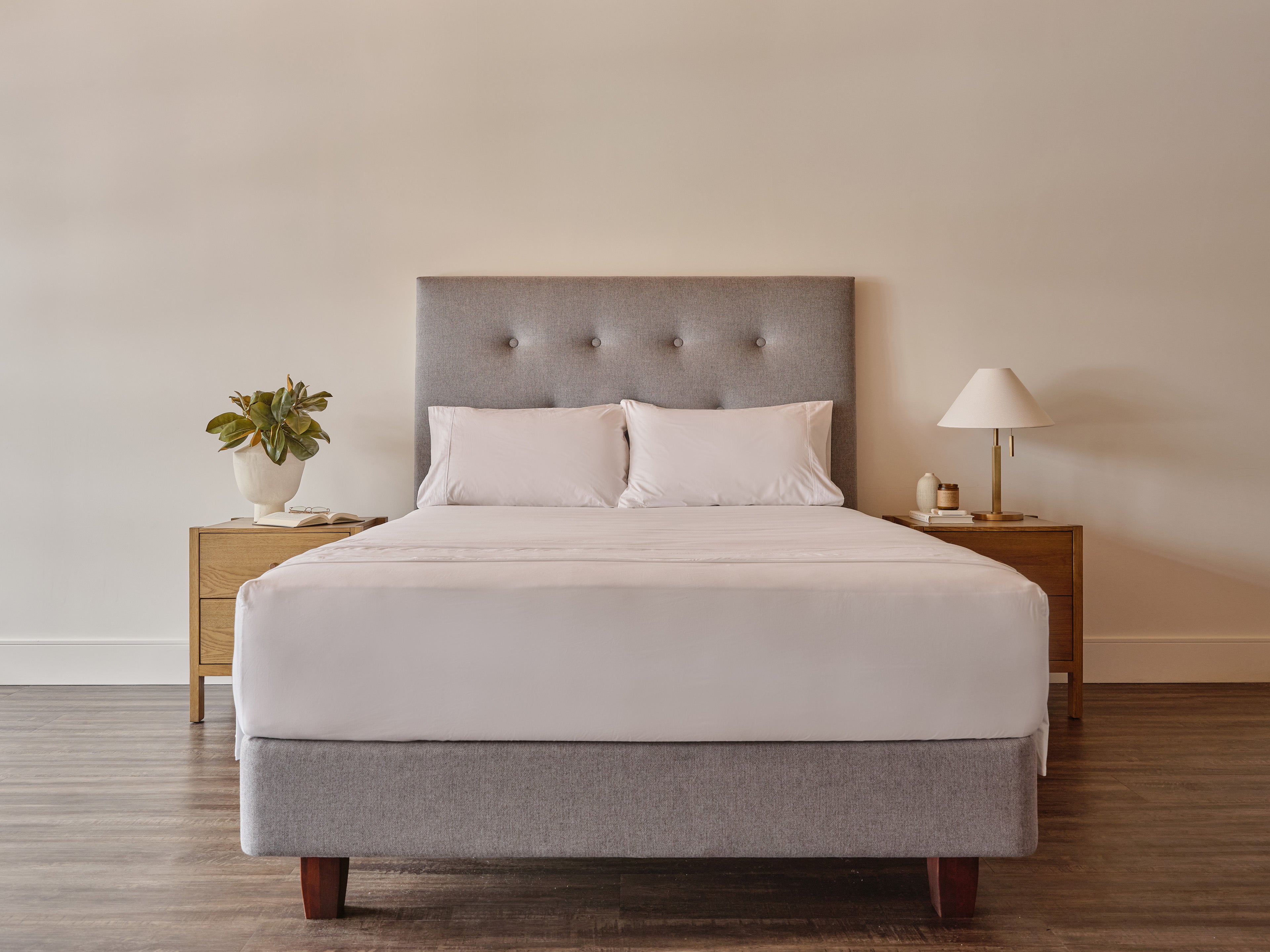 Kakun 400 Thread Count Sheet Set - upholstered bed with nightstands 