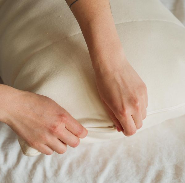Kakun Luxury Pillow Inner Case - hands opening zipper to inner fill
