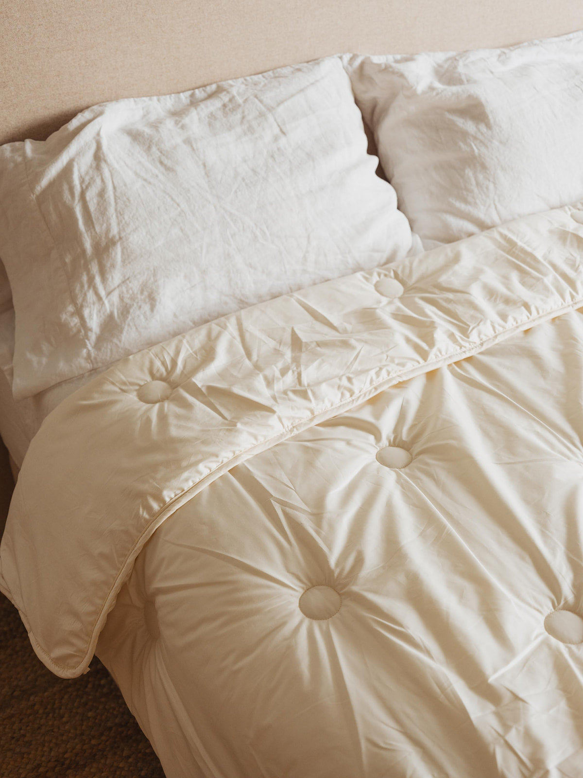 Kakun Organic Wool Comforter - made bed close up of top half of bed