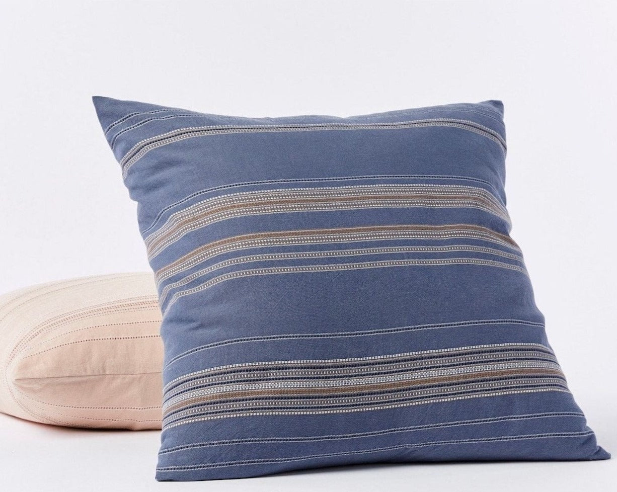This pillow sham is made with 100% organic cotton. GOTS-certified.