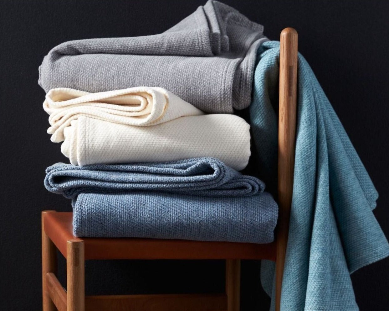 Made from a blend of organic cotton and organic wool, this organic Sequoia blanket offers a soft, cottony feel paired with the warmth of wool.
