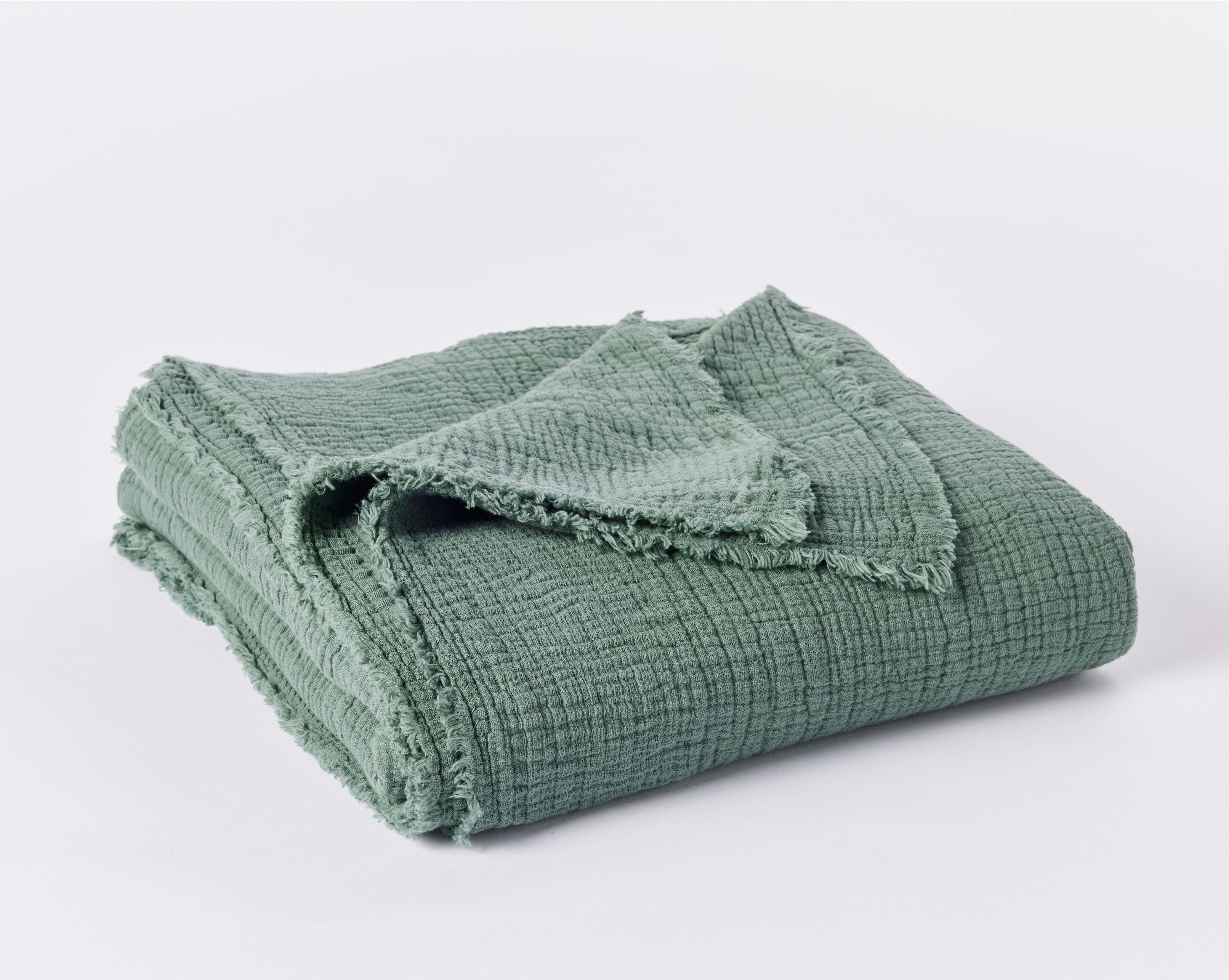 100% GOTS certified cotton blanket made with a crinkled finish that creates an airy, pliable shape.