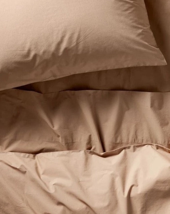Coyuchi Organic Refined Percale Duvet Cover - close up #colour_fawn